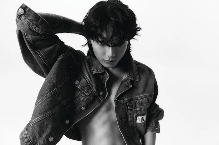 Jungkook แห่ง BTS ในเครื่องแต่งกายจาก Calvin Klein (ภาพ: Calvin Klein)