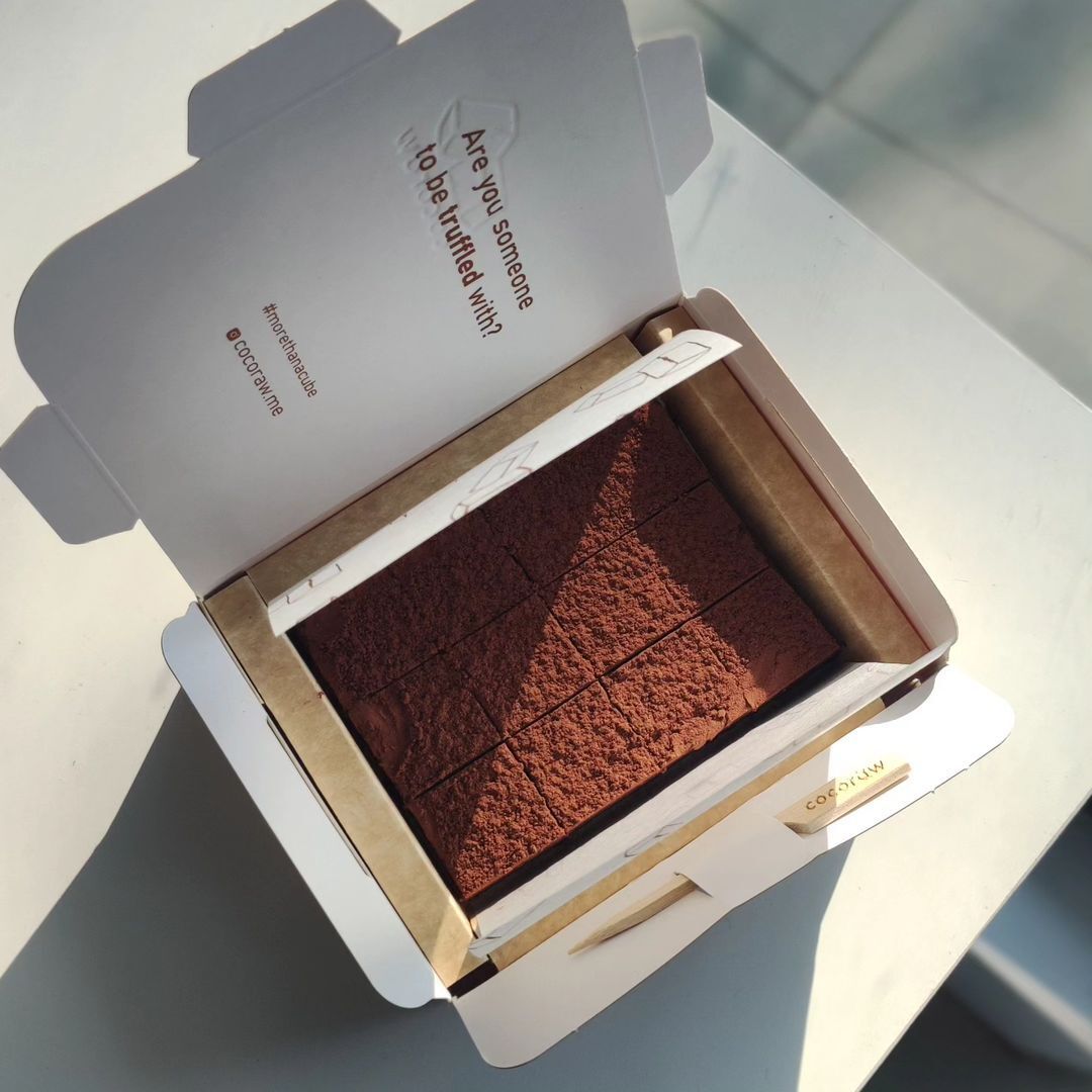A box of nama chocolate truffles (Photo: Instagram / @cocoraw.me)