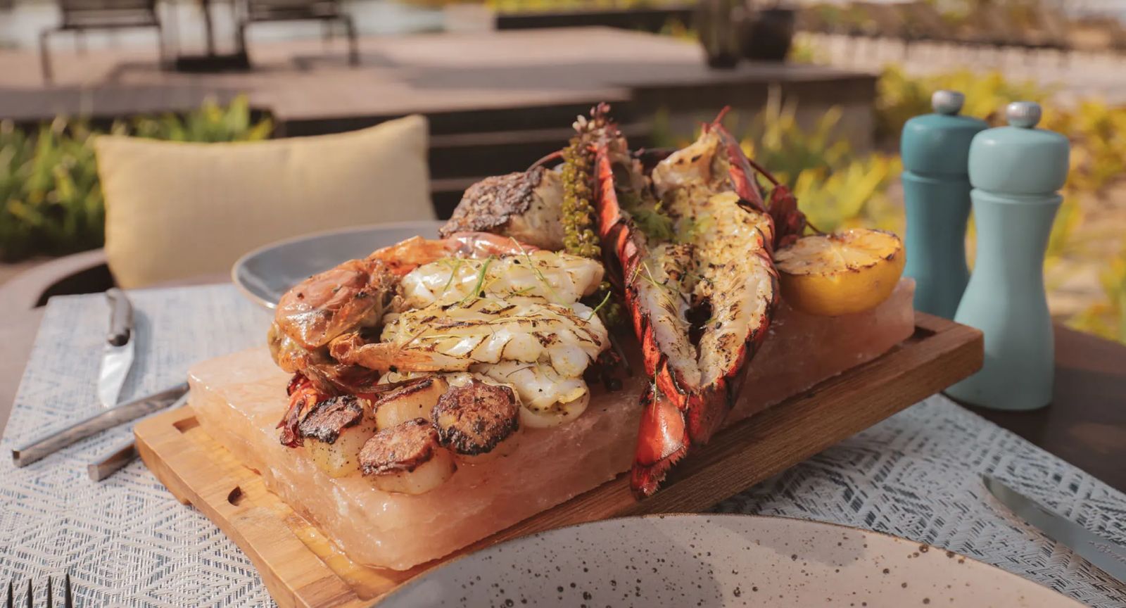 A seafood platter at Sea.Fire.Salt (Photo: Anantara Desaru Coast Resort & Villas)