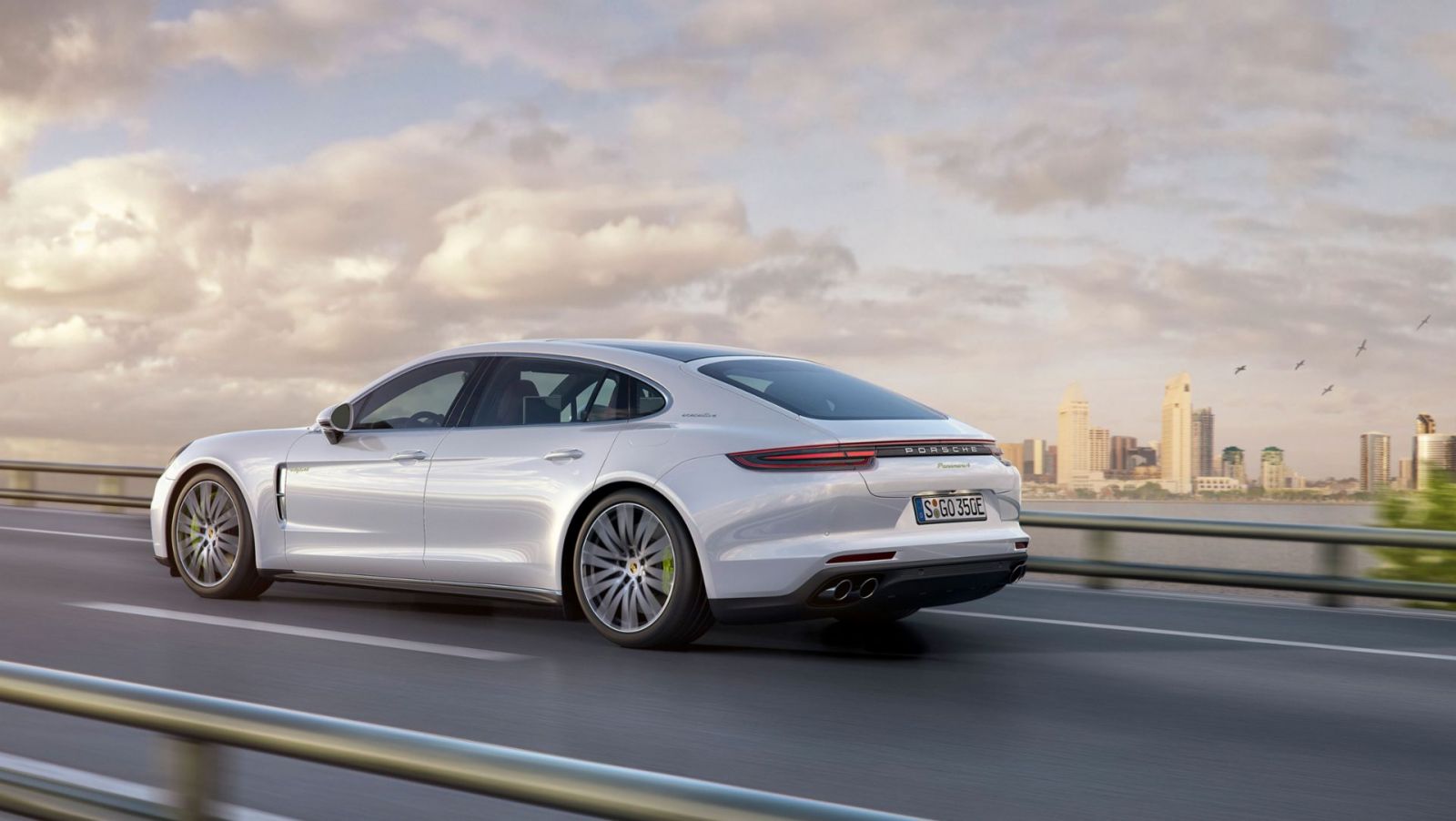รถปอร์เช่ รุ่น Panamera 4 E-Hybrid Executive ยนตรกรรมสปอรต์ซาลูนสุดหรูสำหรับบริการรถลีมูซีนระดับไฮเอนด์
