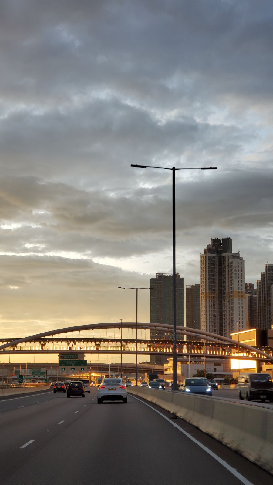 A photo of the No. 4 highway near Nam Cheong, taken from the car (Photo: Vincent Siu)