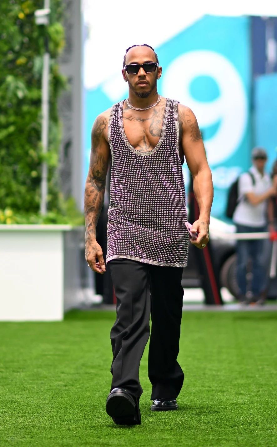 Lewis Hamilton สวมเสื้อกล้ามปักเลื่อม จาก Gucci Men’s Fall Winter 2024 (ภาพ: Getty)