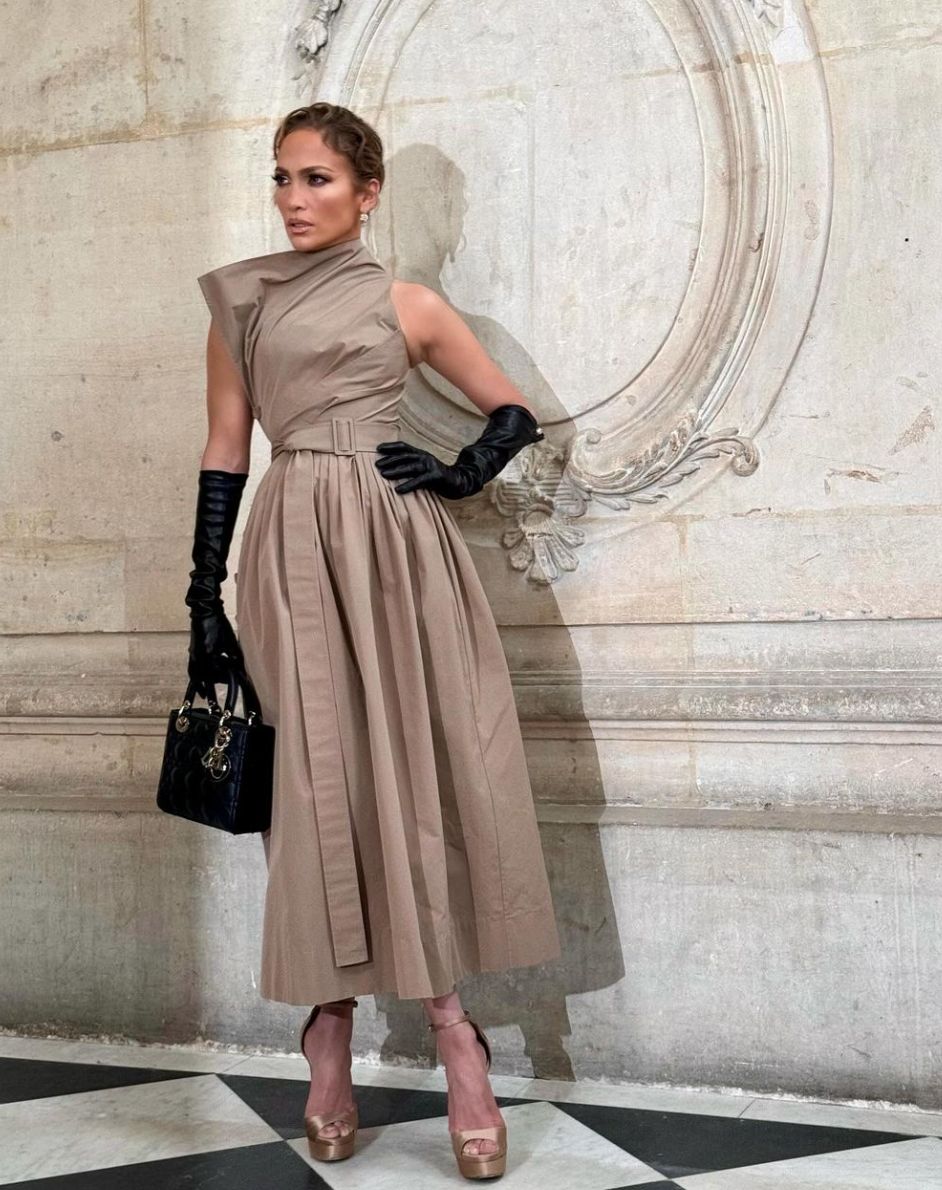 Jennifer Lopez wears the Lady Dior with an elegant beige dress (Photo: Instagram / jlo)