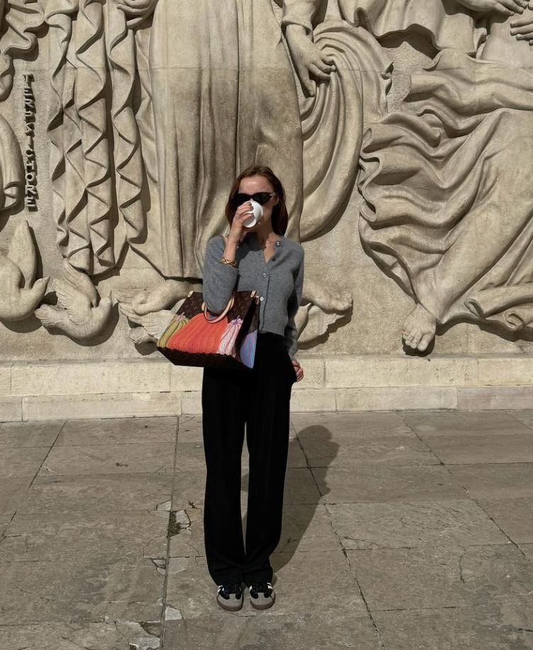 Phoebe Dynevor with the Louis Vuitton x Yayoi Kusama bag (Photo: Instagram / phoebedynevor)