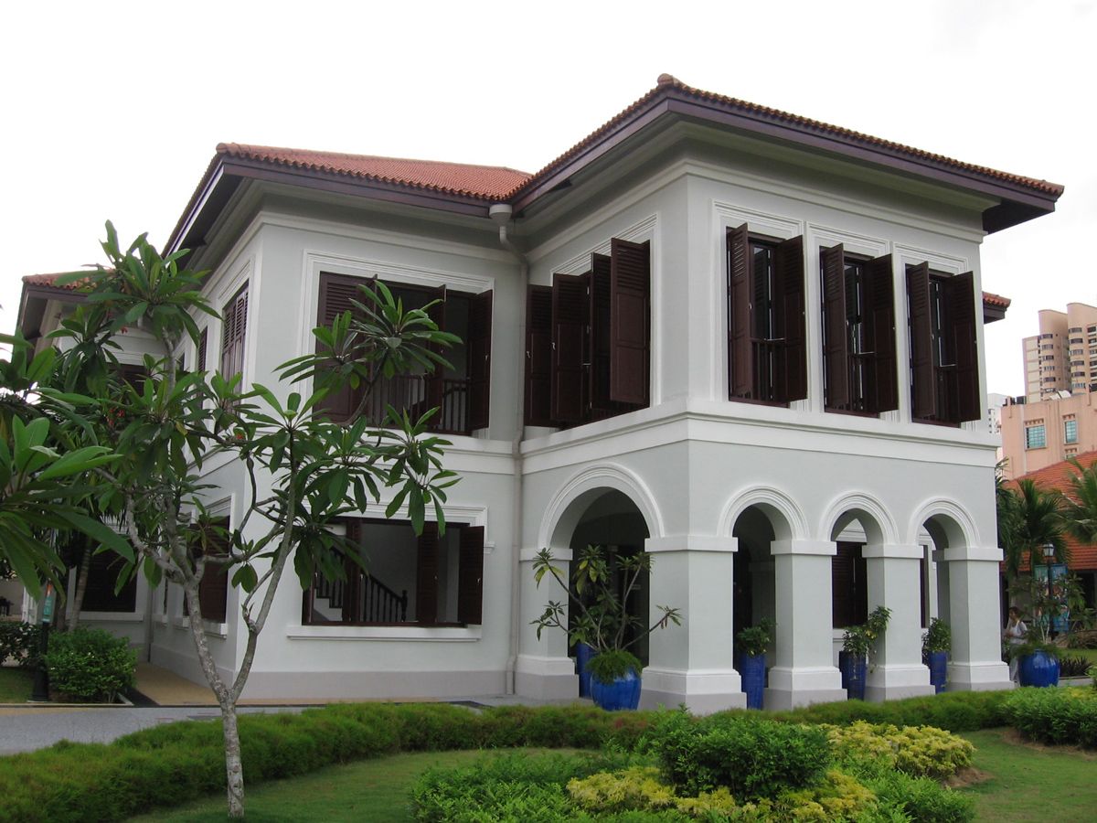 Istana Kampong Glam, which houses the Malay Heritage Centre, exhibits Indo-Saracenic style influences