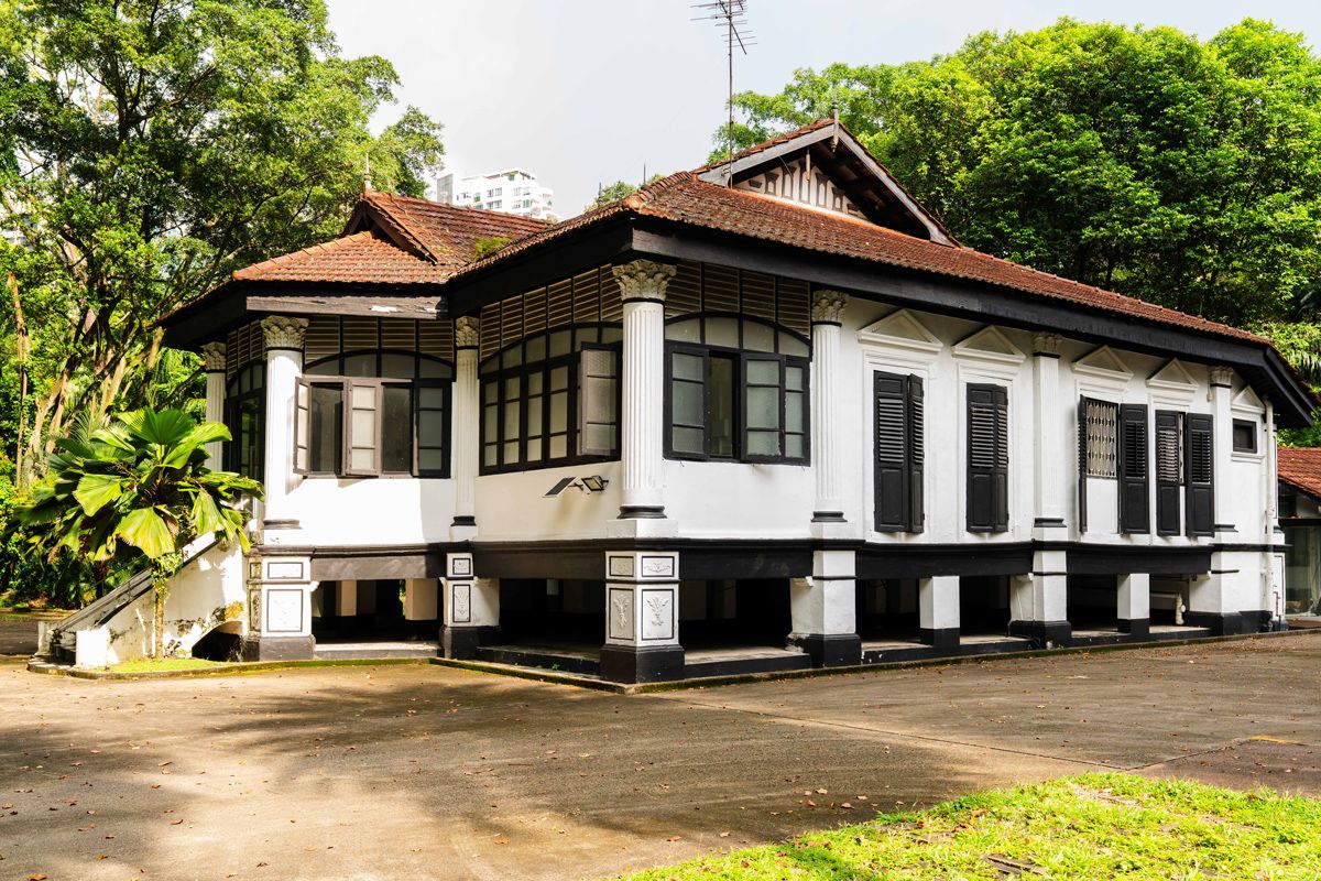 The black-and-white house at 31 Scotts Road feature a raised base reminiscent of stilted kampong houses and Corinthian columns