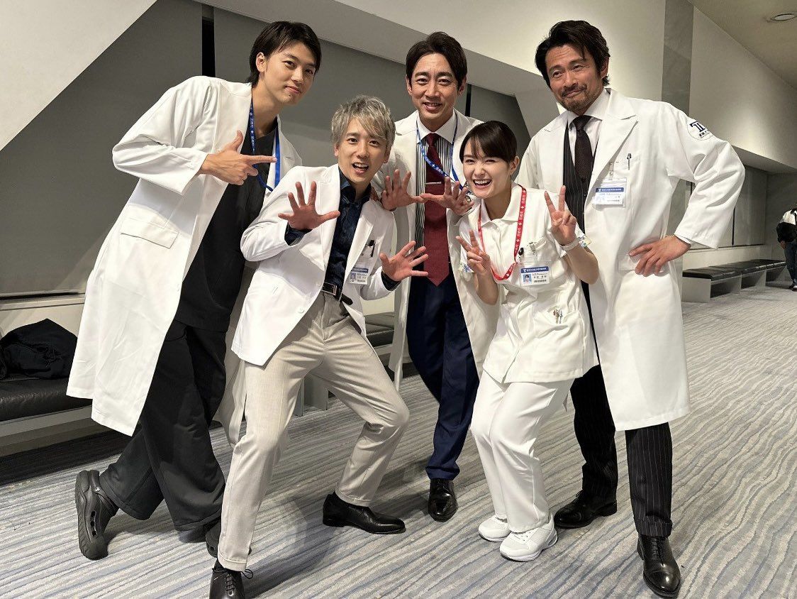 《黑色止血鉗2》主要演員,包含二宮和也、竹內涼真、小泉孝太郎、內野聖陽、葵若菜。(Photo: X / @blackpean_tbs)