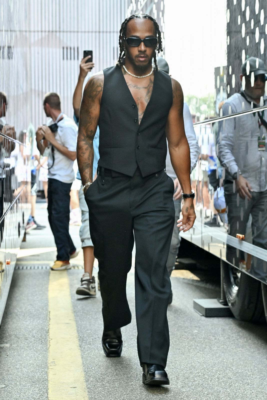 Lewis Hamilton ในชุดโททัลลุคจาก Burberry (ภาพ: Vince Mignott/MB Media/Getty Images)