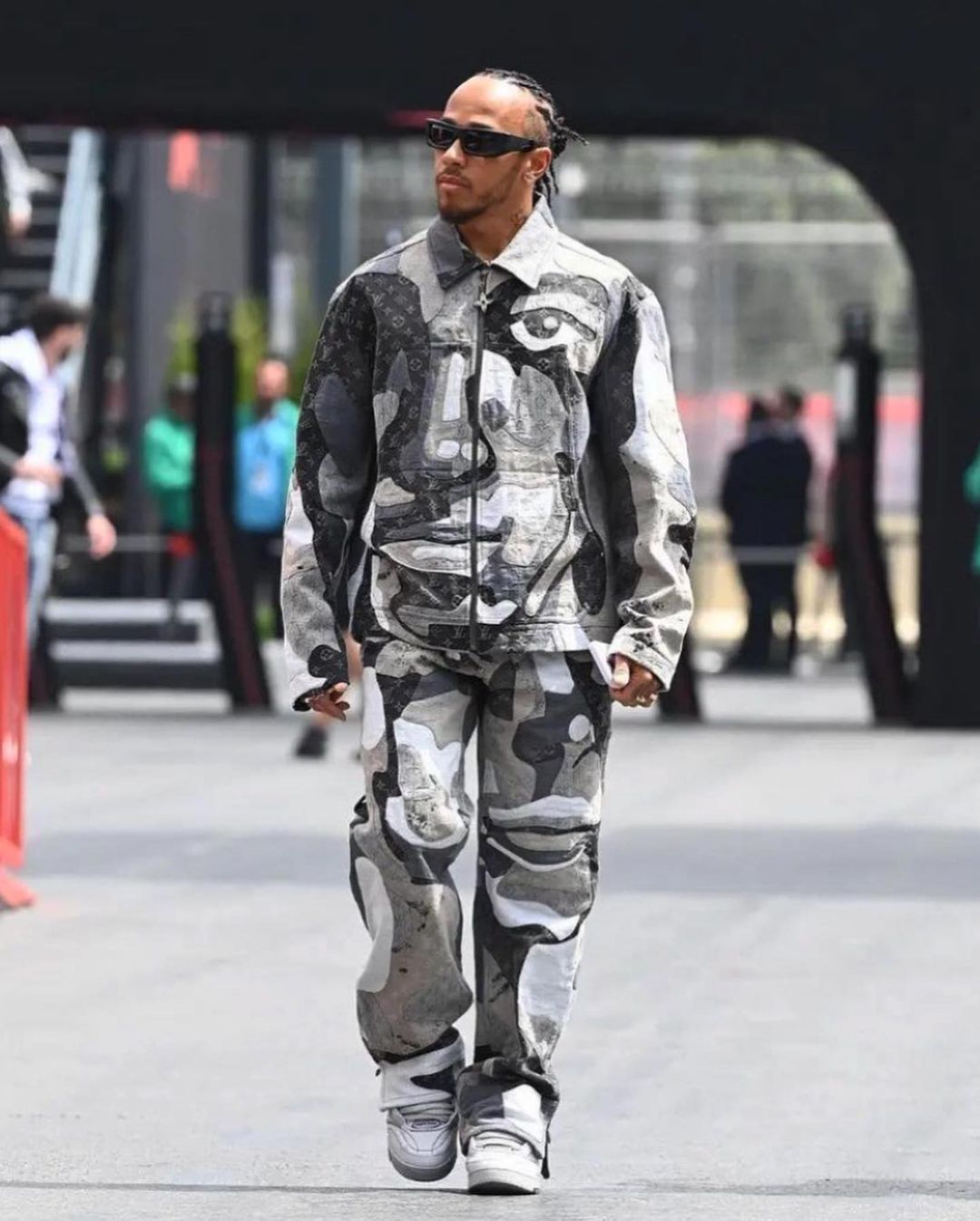 Lewis Hamilton ในชุดโททัลลุคจาก Louis Vuitton by Colm Dillane (ภาพ: Getty)
