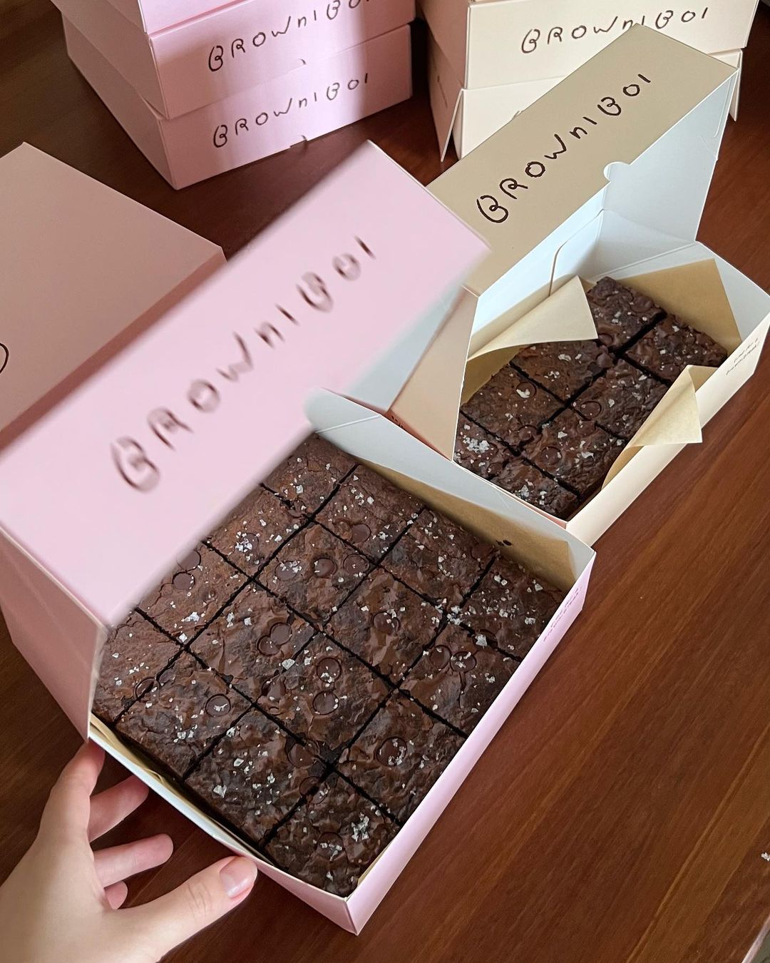 Dark chocolate brownies topped with flaky sea salt (Photo: Instagram / @browniboikl)