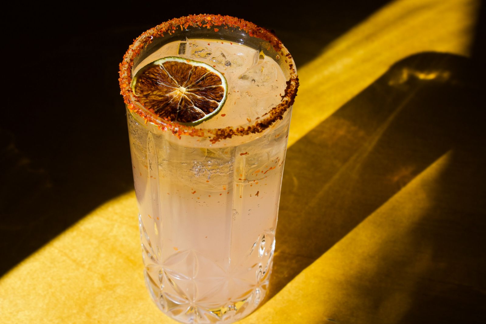 A cocktail garnished with dried citrus (Photo: Dupe Photos)