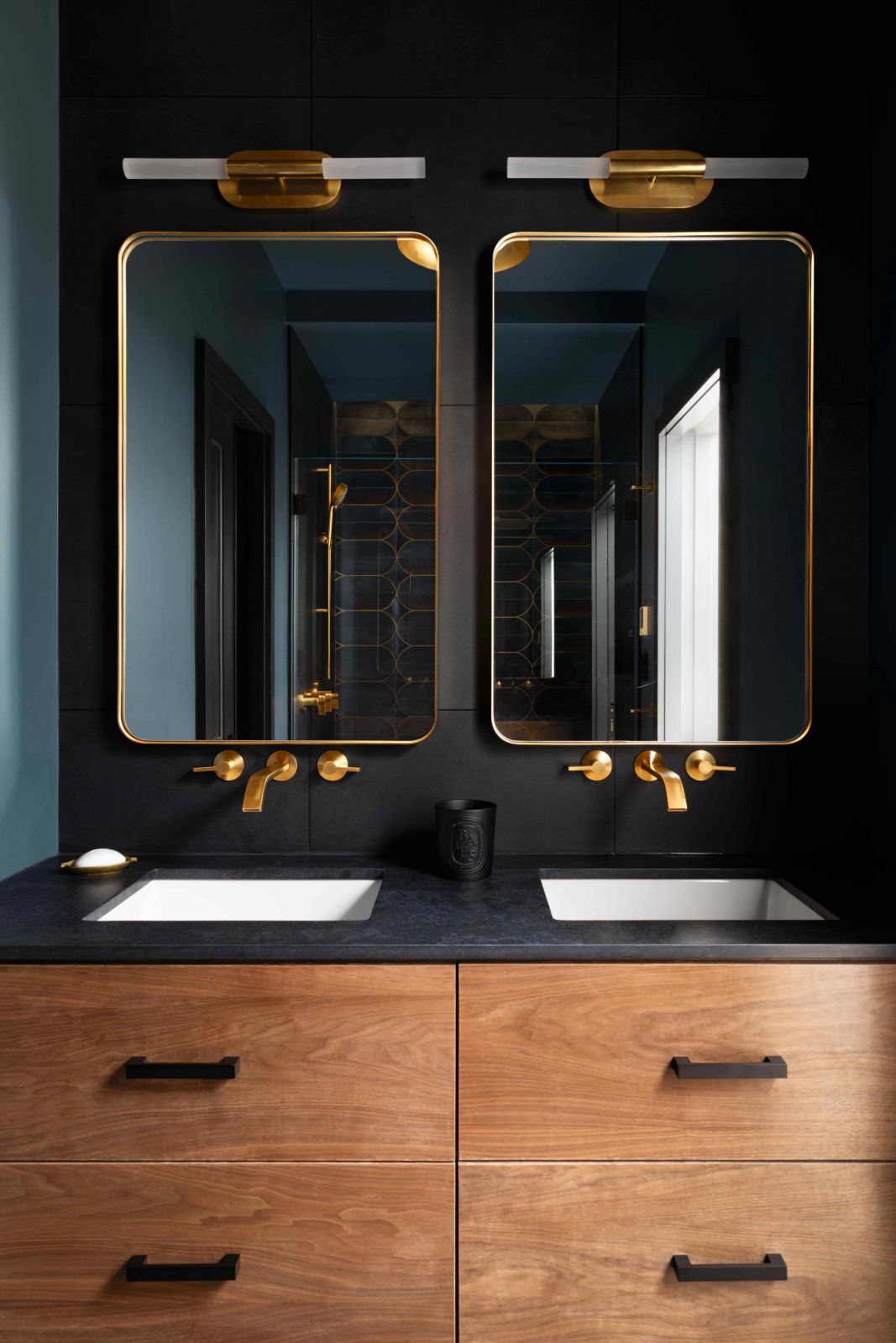 Timeless black and a touch of gold