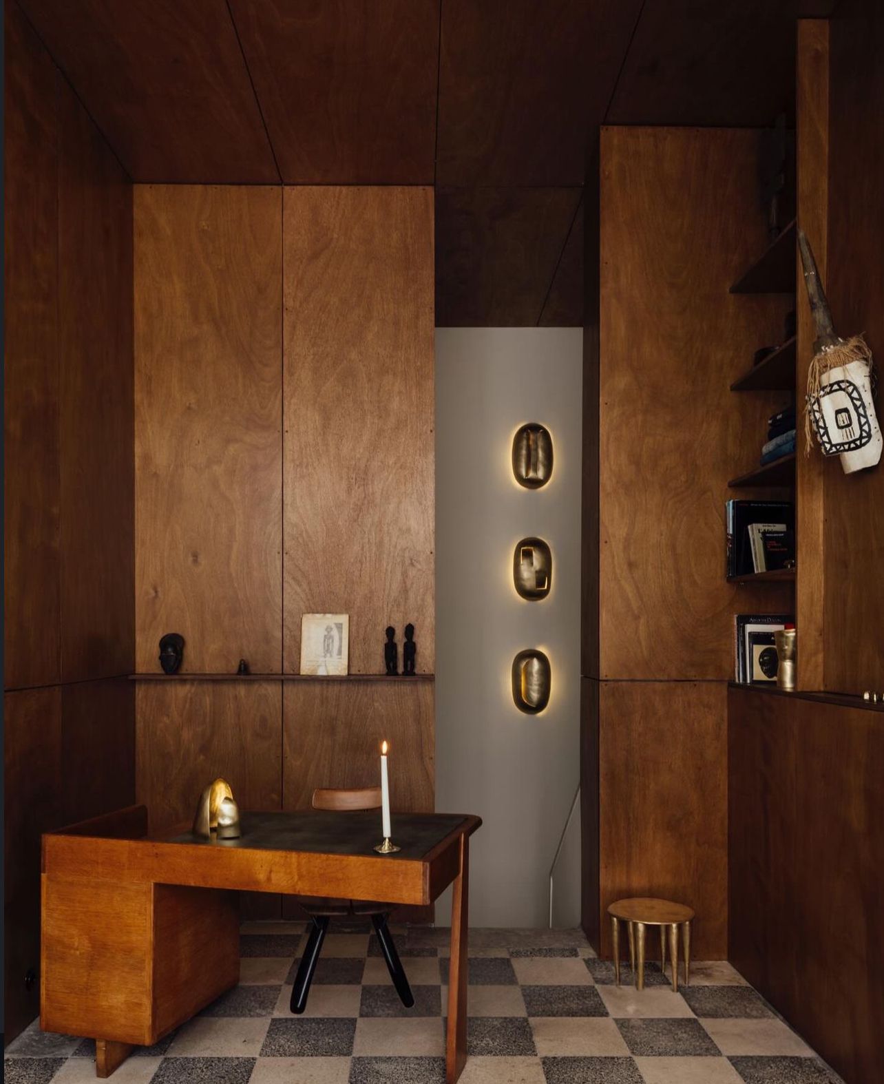 Intersection of a studio and gallery with bronze pieces and antiques (Photo: Instagram / Maison Integre)