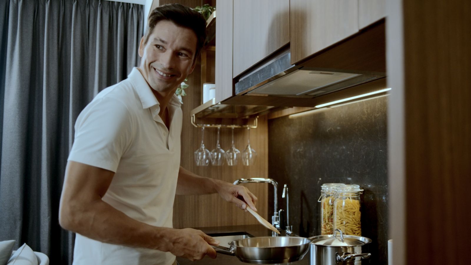 A well-equipped kitchenette makes cooking easy