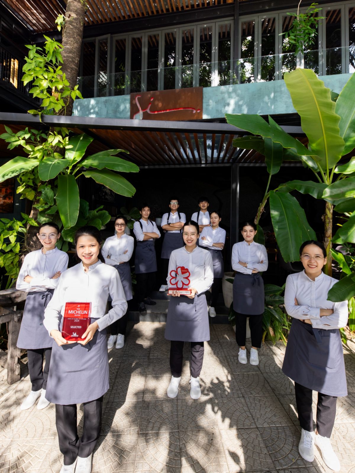 nghe-thuat-phuc-vu-si-dining-foh-team