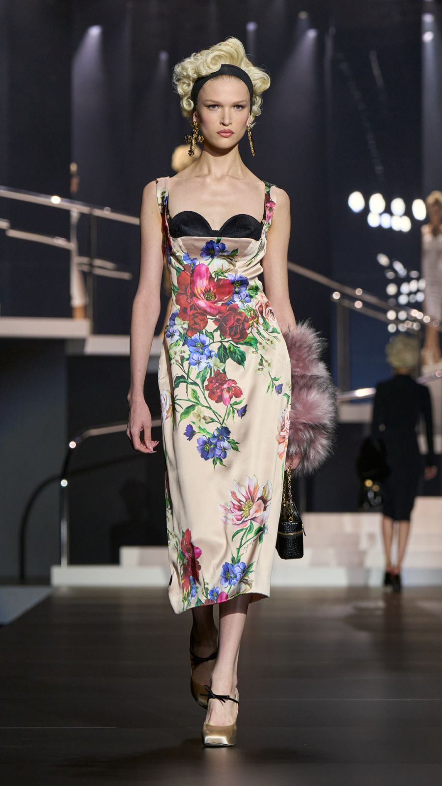 Người mẫu sải bước trong váy hoa kết hợp áo ngực hình nón (Ảnh: Dolce & Gabbana)