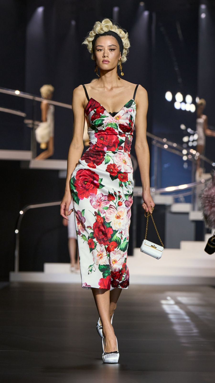Người mẫu sải bước trong váy hoa kết hợp áo ngực hình nón (Ảnh: Dolce & Gabbana)