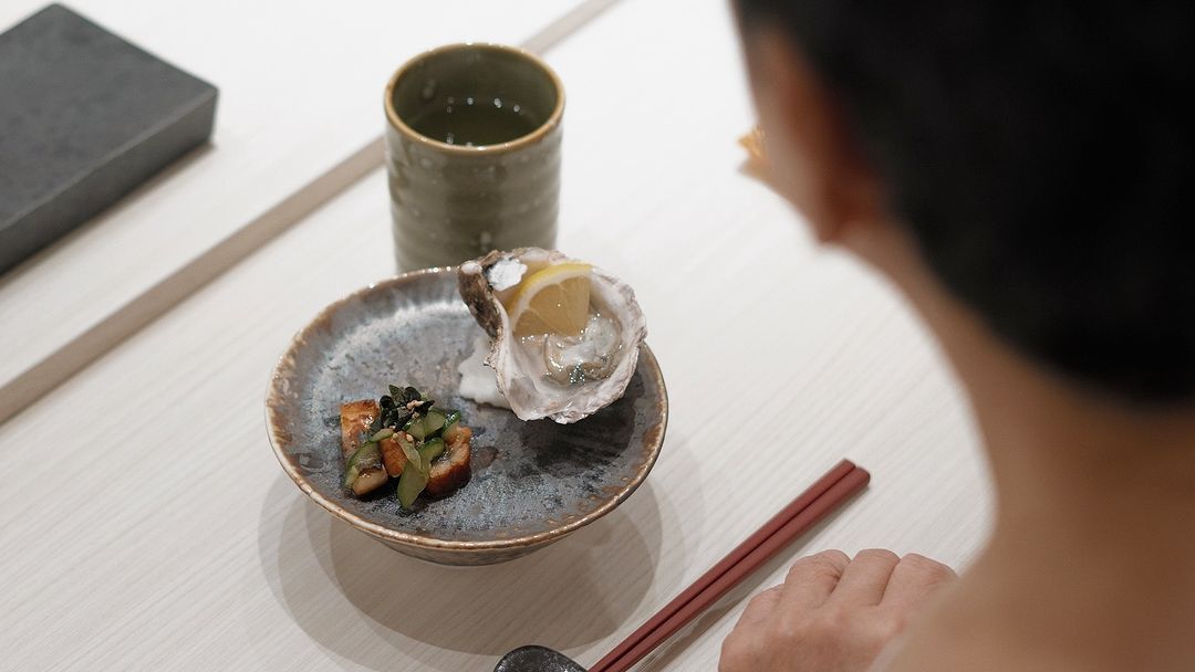 Unagi paired with a Japanese oyster (Photo: Instagram / @sushikita_trx)