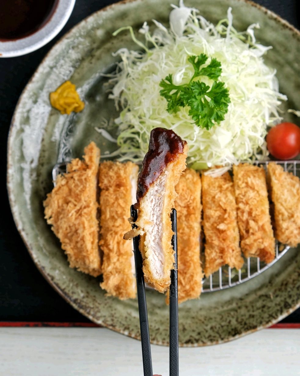 Hajime’s homemade Nagoya miso sauce adds depth to it’s crispy katsu (Photo: Facebook / Hajime Tonkatsu & Ramen)