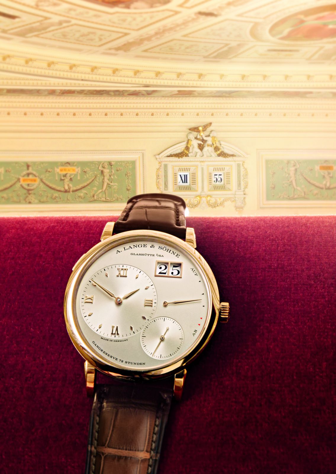 The large date display of Lange 1 recalls the five-minute clock at Semperoper, an opera house and prominent cultural landmark in Dresden