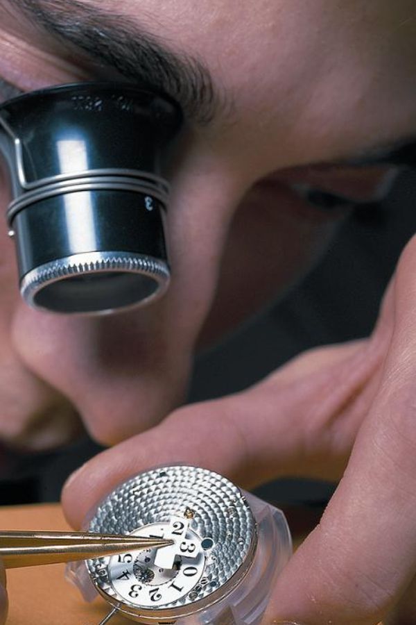 Assembling the outsize date at A. Lange & Söhne
