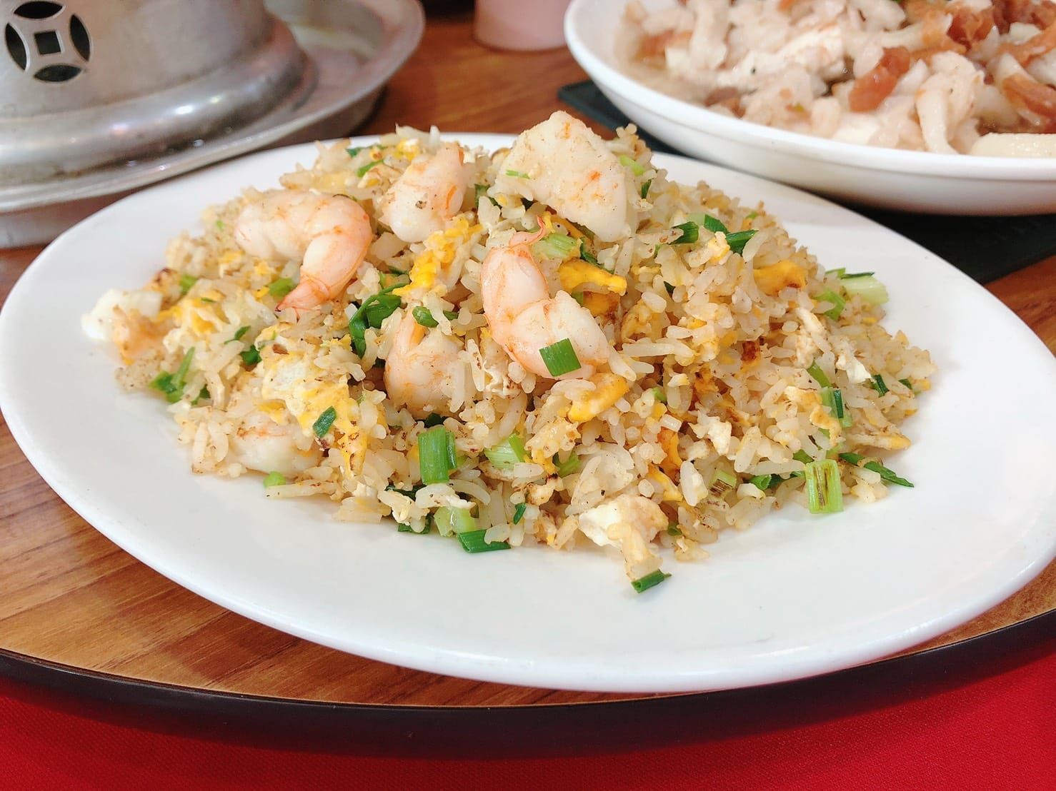 ข้าวผัดกุ้งตัวโตเต็มคำผัดบนเตาถ่านของร้านเลี่ยวเลี่ยงเซ้ง