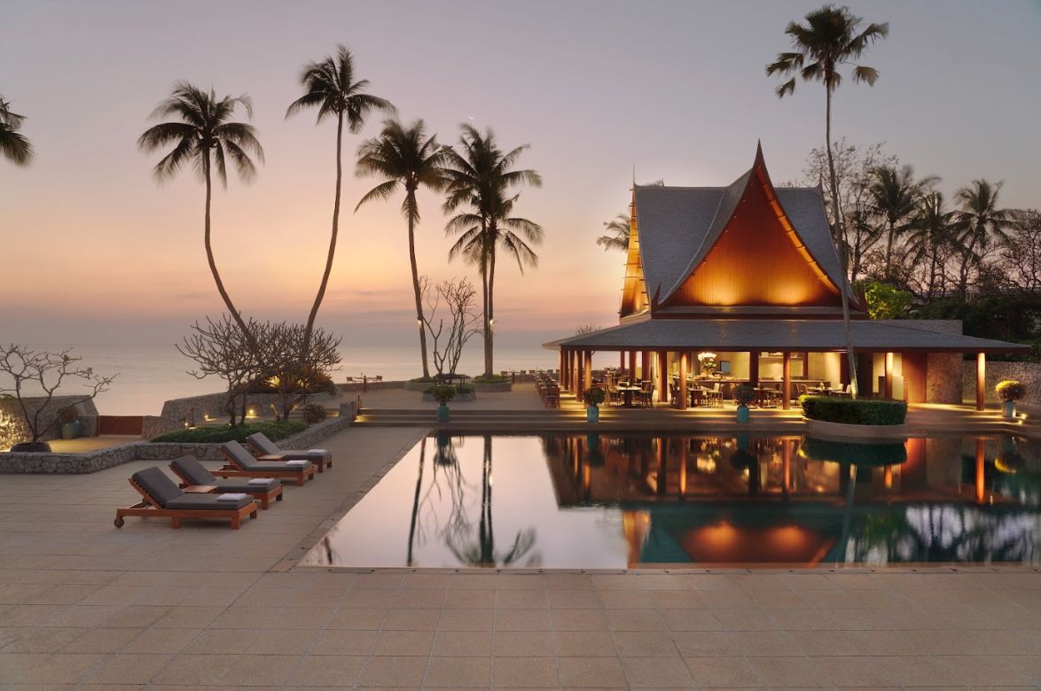 บรรยากาศบริเวณสระว่ายน้ำยามกลางคืน ภายในโรงแรมชีวาศรม หัวหิน (ภาพ: Chiva-Som Hua Hin)