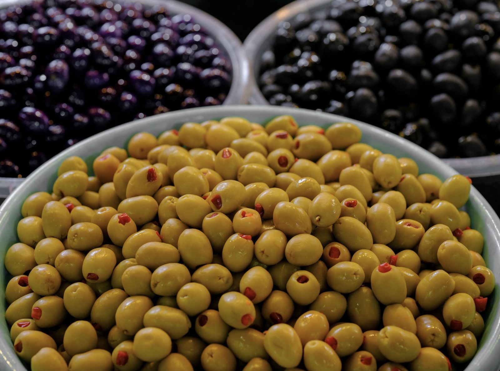 Vats of green and black olives (Photo: Unsplash)