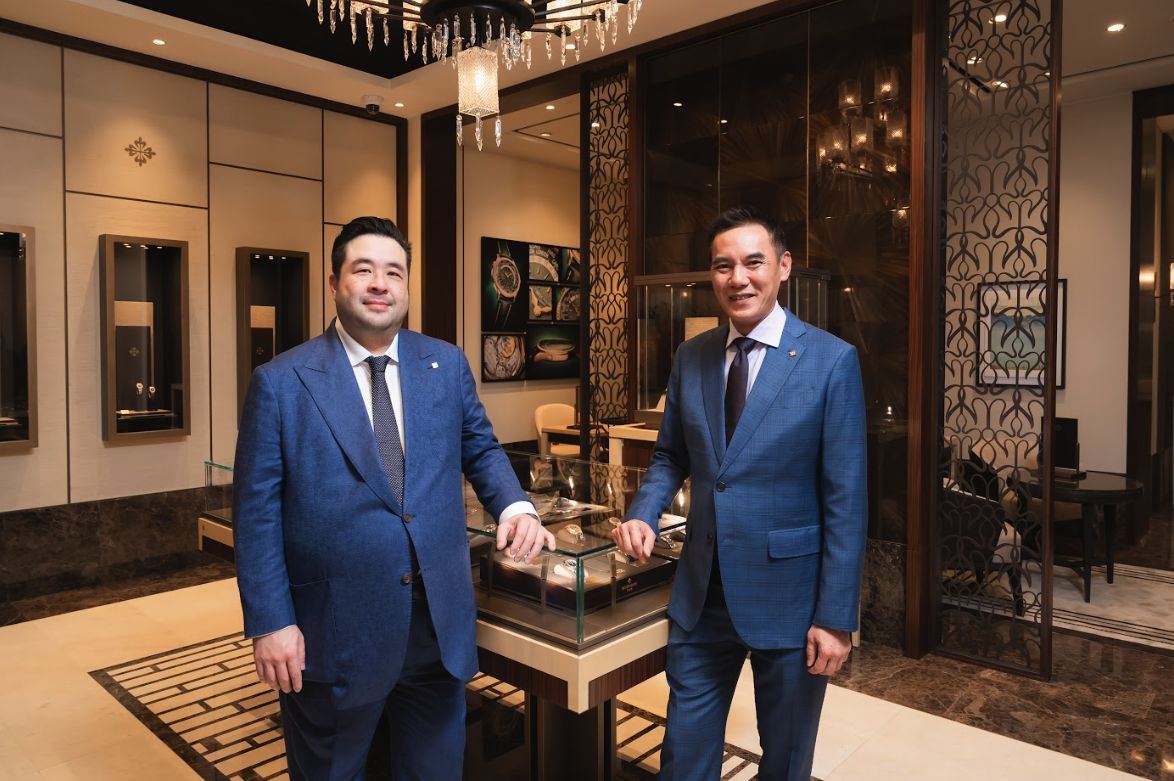 จากซ้ายไปขวา: คริส จาติกรัตน์ กรรมการผู้จัดการ Cortina Watch (ประเทศไทย) Mr. Jeremy Lim ประธานคณะกรรมการบริหารบริษัท Cortina Watch (ภาพ: Cortina Watch)