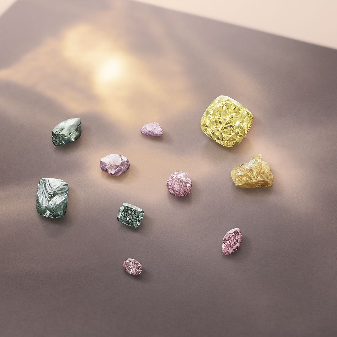 DeBeers_DA_Sorting_Still Life_Multicoloured Rough Diamonds_1x1.tif