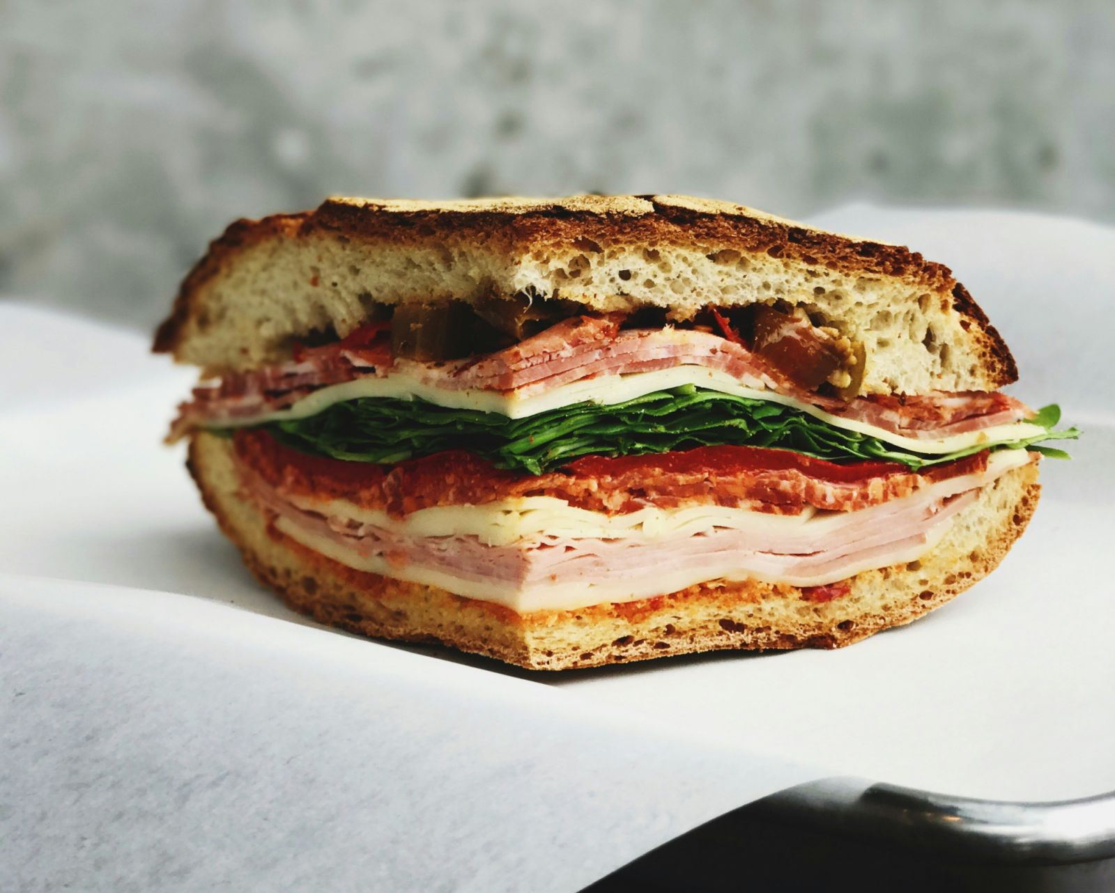 A sandwich with cured meats (Photo: Unsplash)