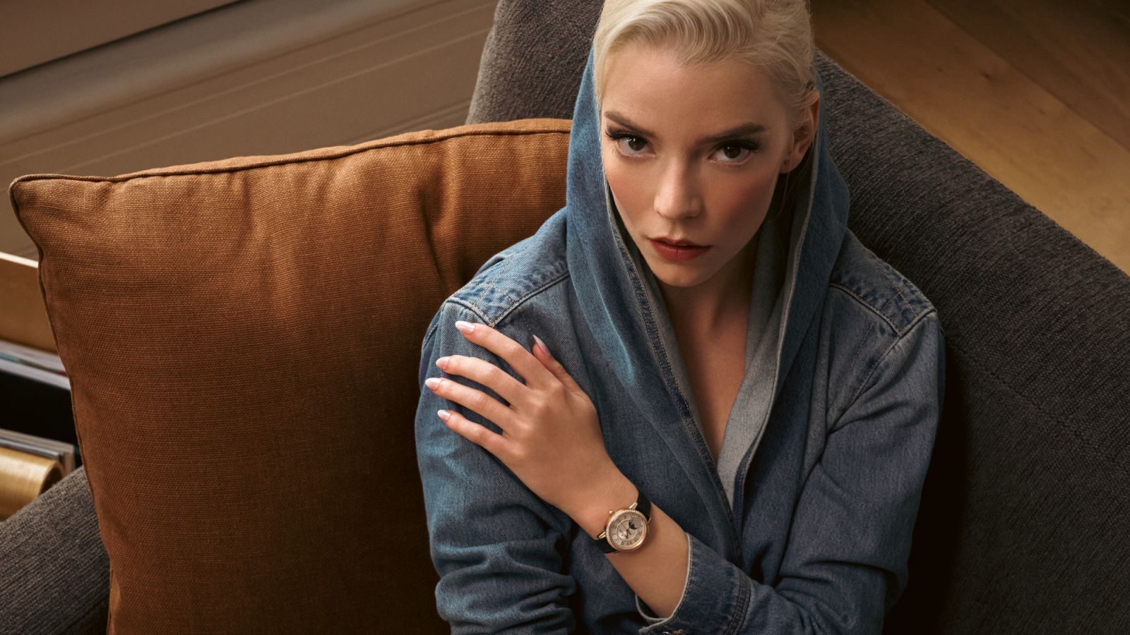 นักแสดงสาว Anya Taylor-Joy สวมนาฬิกา Jaeger-LeCoultre Rendez-Vous Classique Moon (ภาพ: courtesy of Jaeger-LeCoultre/Mark Seliger)