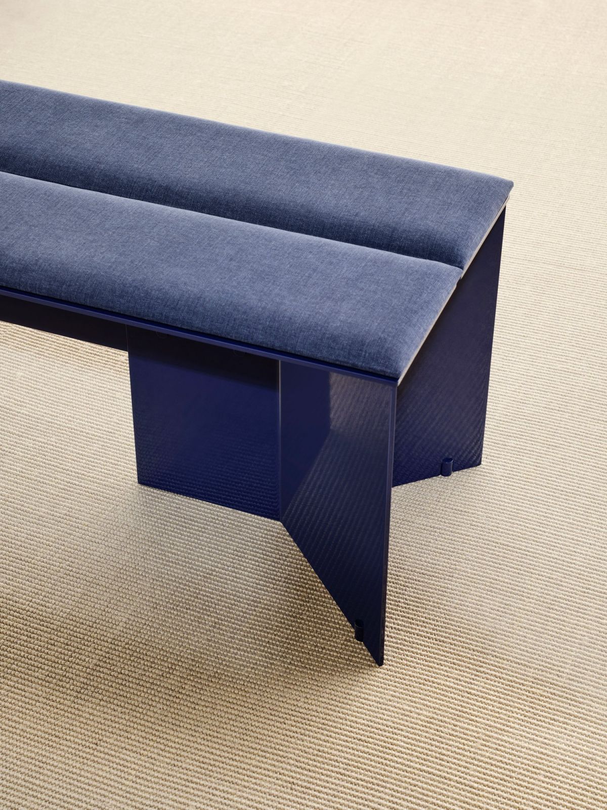 The cushion is removable thanks to a textile loop hooked to the structure (Photo: Instagram / @porroofficial)
