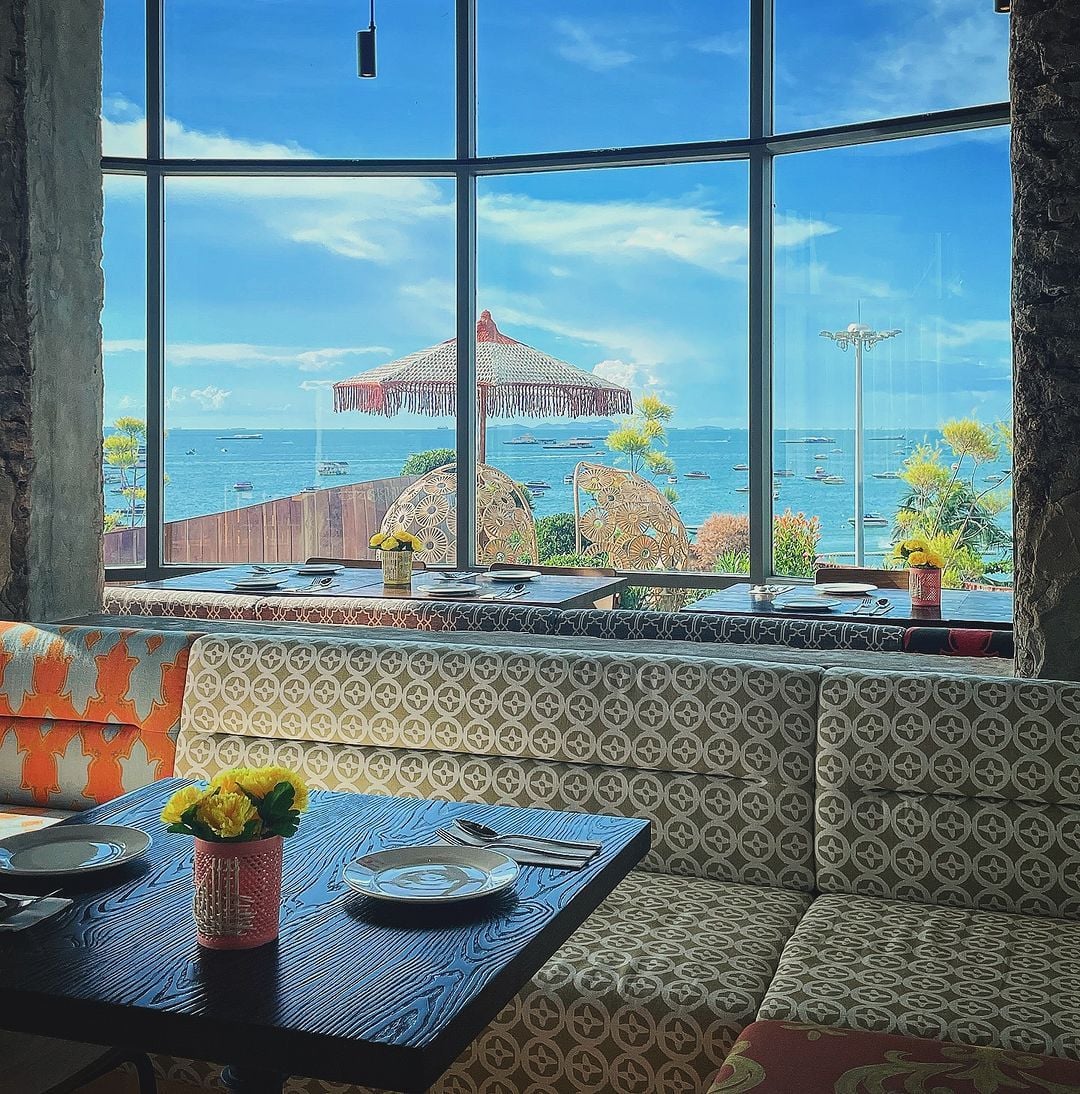 บรรยากาศร้าน Maha Thai พร้อมวิวทะเล