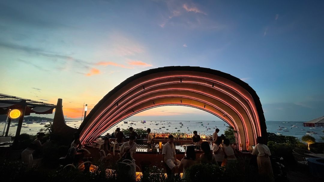 Moon Whale Pattaya กับวิวทะเลอ่าวพัทยา