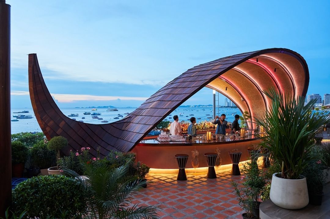 Moon Whale Pattaya กับวิวทะเลอ่าวพัทยา