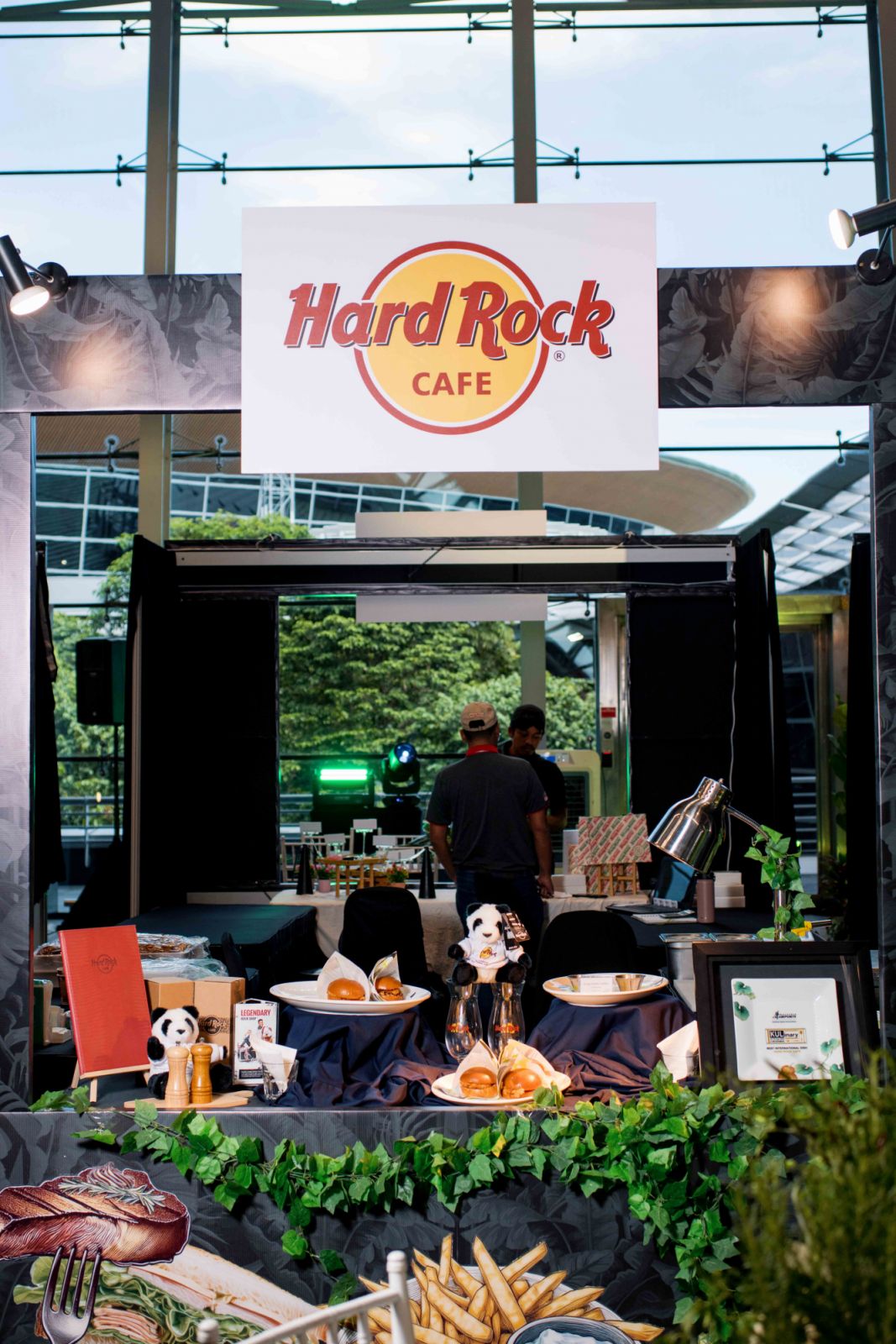 Hard Rock Café was presented with the award for Best International Dish
