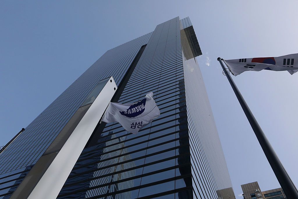 The Samsung and South Korea's national flag fly outside the headquarter of Samsung (Photo: Getty Images)