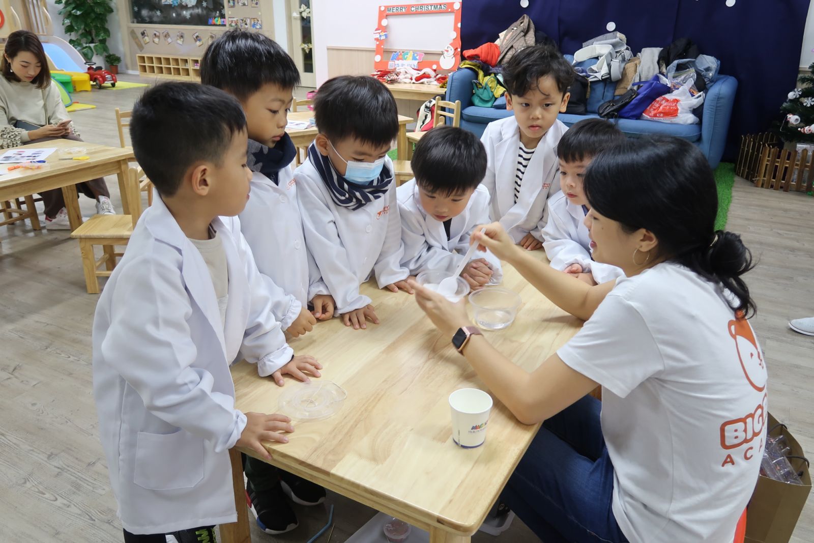 Sarah Tong, co-founder and CEO of Big Bang Academy, teaches a group of children (Photo: Big Bang Academy)