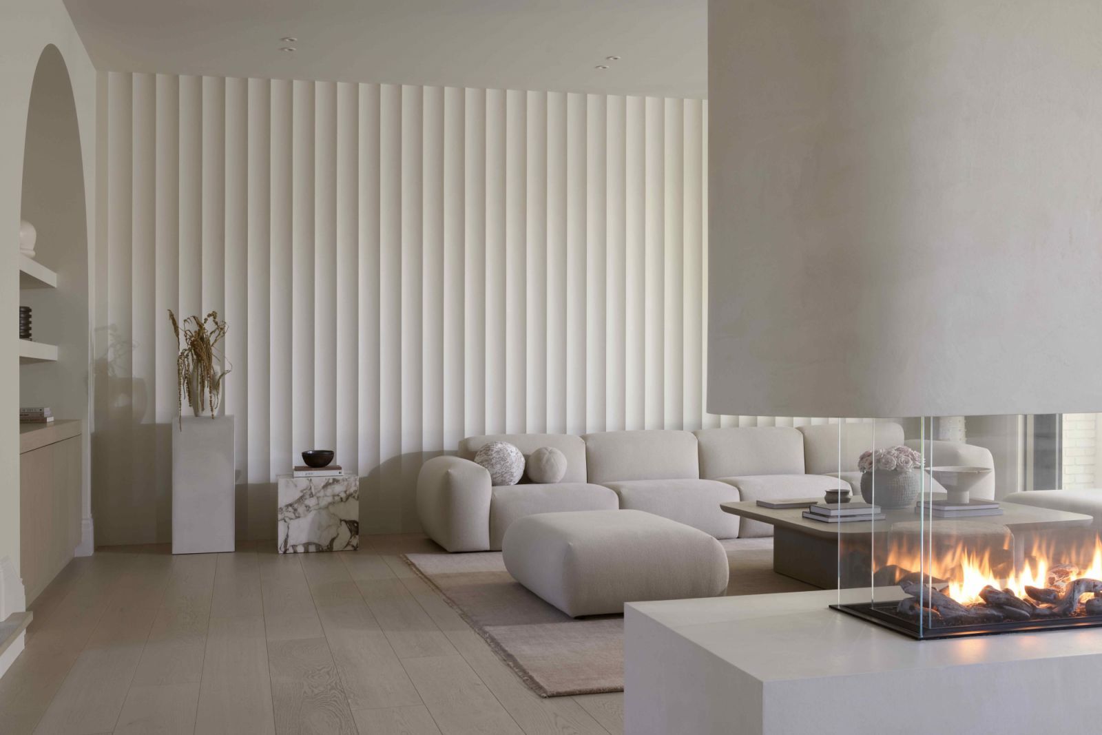 The three-sided glass fireplace divides the social areas while also also connects them through its wide, see-through opening (Photo: Ema Peter)
