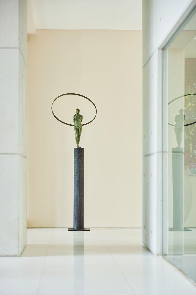 This corridor has been left devoid of ornaments to highlight the 'Moderato' sculpture, also by Aurora Canero