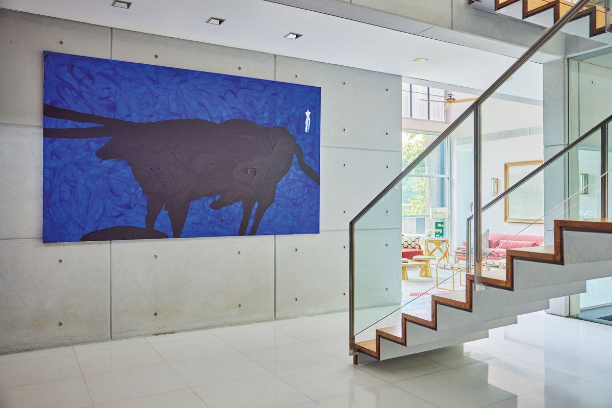 A bold painting by Japanese artist Aki Kuroda welcomes one into the home;