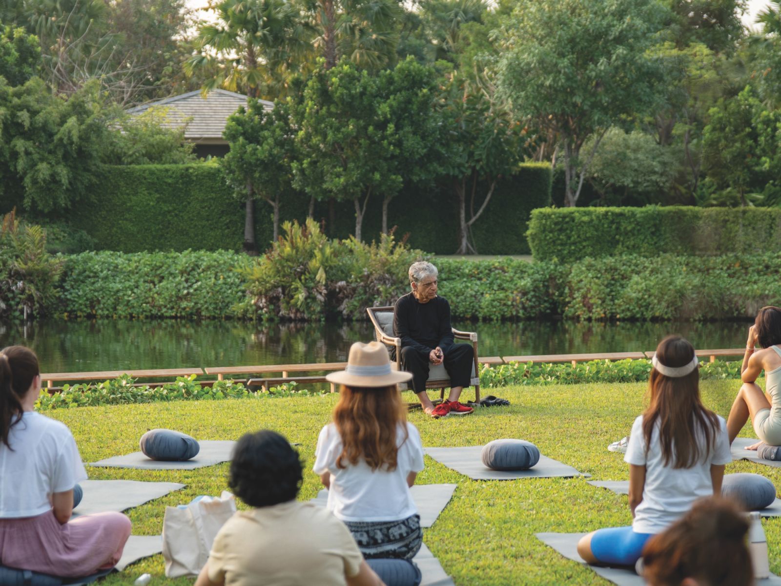 แต่ละวันของการฝึกปฏิบัติจิตเริ่มต้นด้วยการทำสมาธิในยามเช้า โดยมี Deepak Chopra เป็นผู้แนะนำ