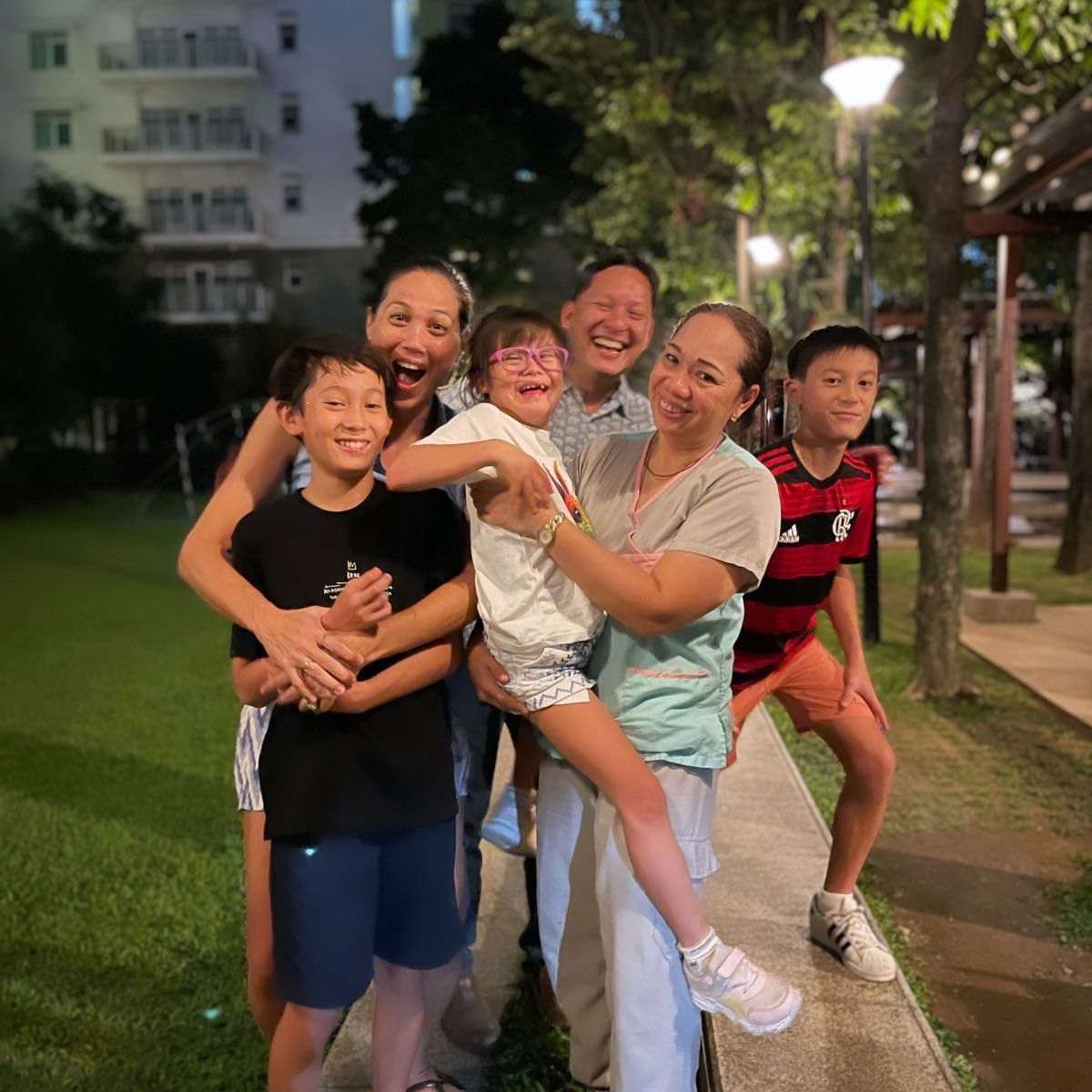 Akiko Thomson-Guevara, Chips Guevara and their family
