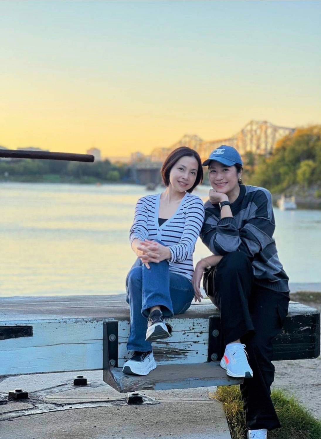 (จากซ้าย) ปอนด์ ธีรตี จารุโกศล และ เปิ้ล อัศรี จารุโกศล สองพี่น้องผู้ก่อตั้งนครโต๊ะ