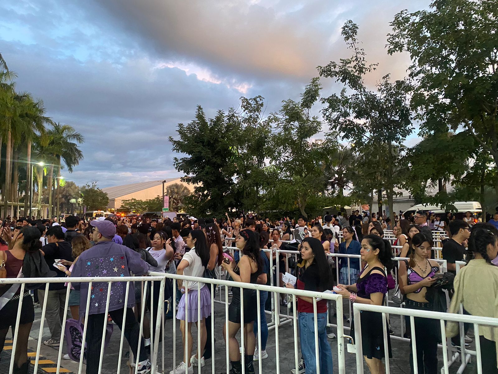 The queue for the upper box ticket holders (Photo: Jove Moya)
