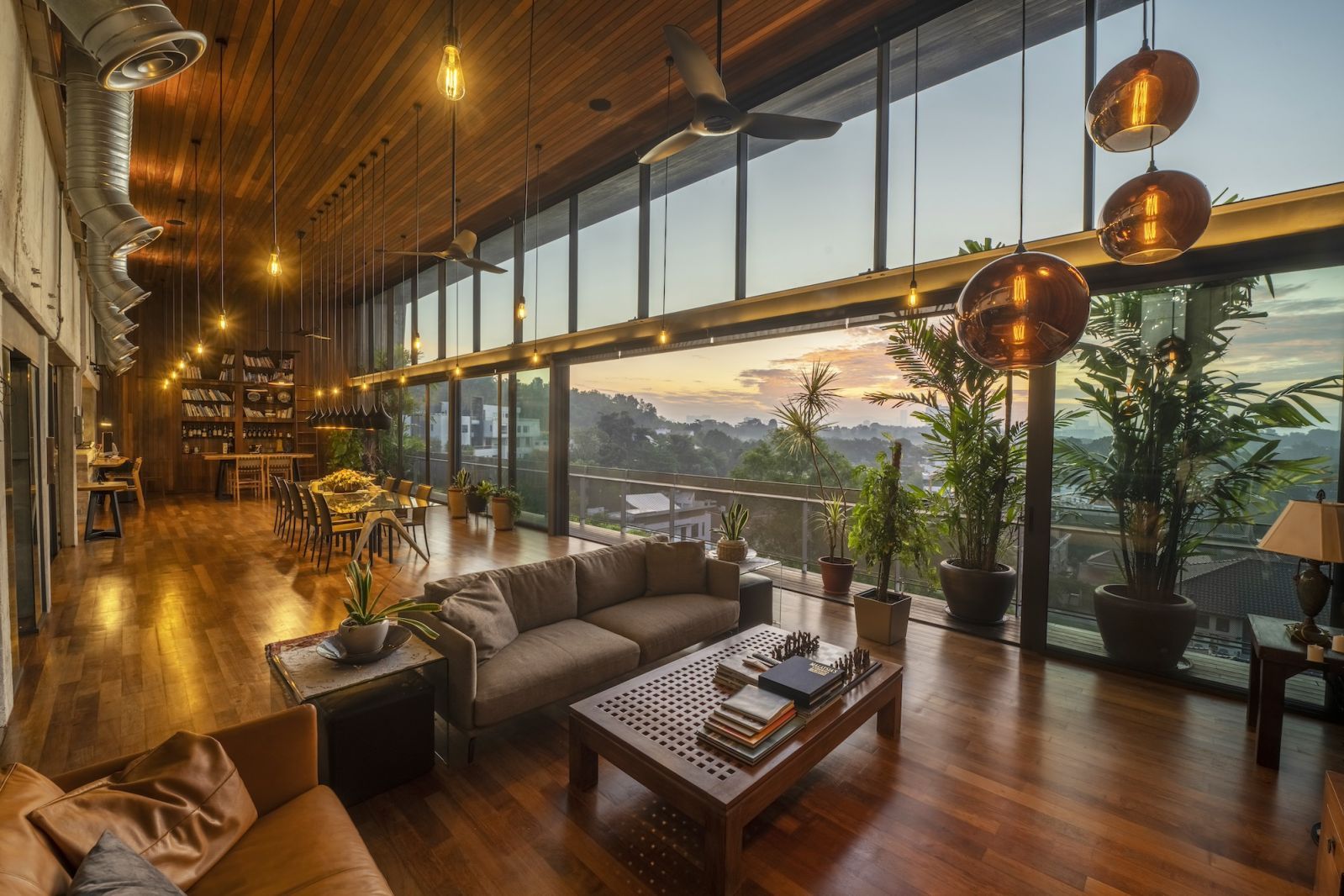 Softer, ambient lighting at the Oculus House by Lok Wooi Architects (Photo: Sim Yong Wah)