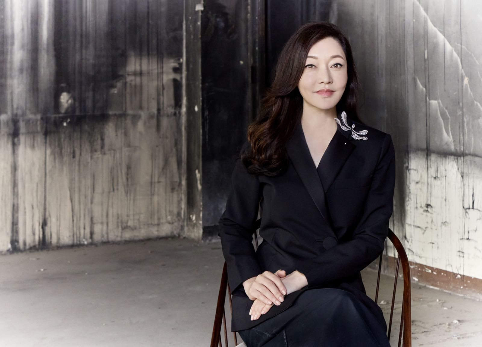 มาริษา เจียรวนนท์ สวมเครื่องประดับ Cindy Chao 'The Art Jewel' 20th Anniversary Collection เข็มกลัด Dragonfly Brooch ประดับเพชรและแซฟไฟร์ บนตัวเรือนไทเทเนียม และทอง 18k