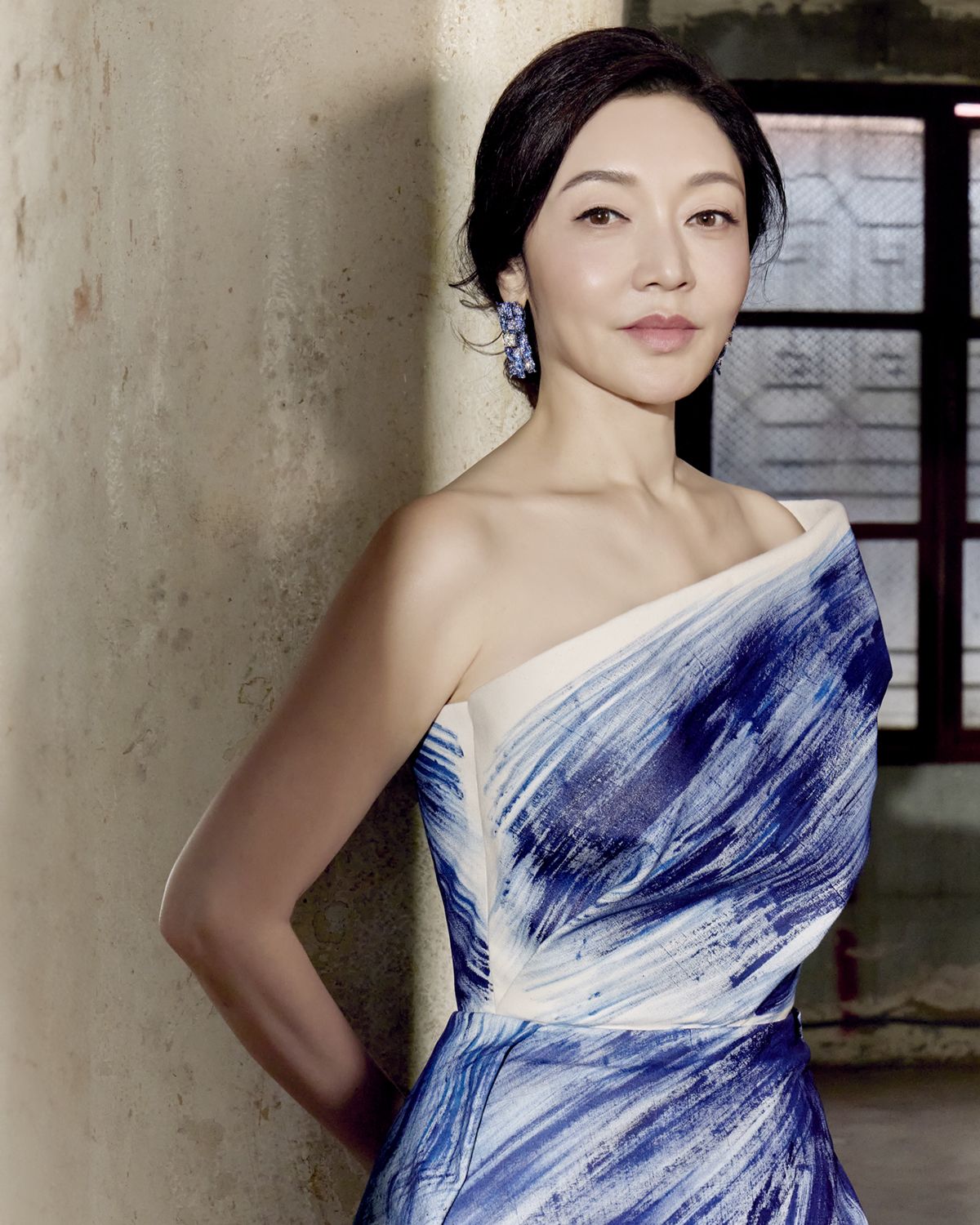 มาริษา เจียรวนนท์ ในชุดจากแบรนด์ Vatit Itthi Custom เครื่องประดับ Cindy Chao The Art Jewel White Label Collection ต่างหู Ribbon ประดับแซฟไฟร์สีน้ำเงิน แซฟไฟร์สีม่วงและโกเมนสีม่วงบนตัวเรือน ไทเทเนียมและทอง 18k