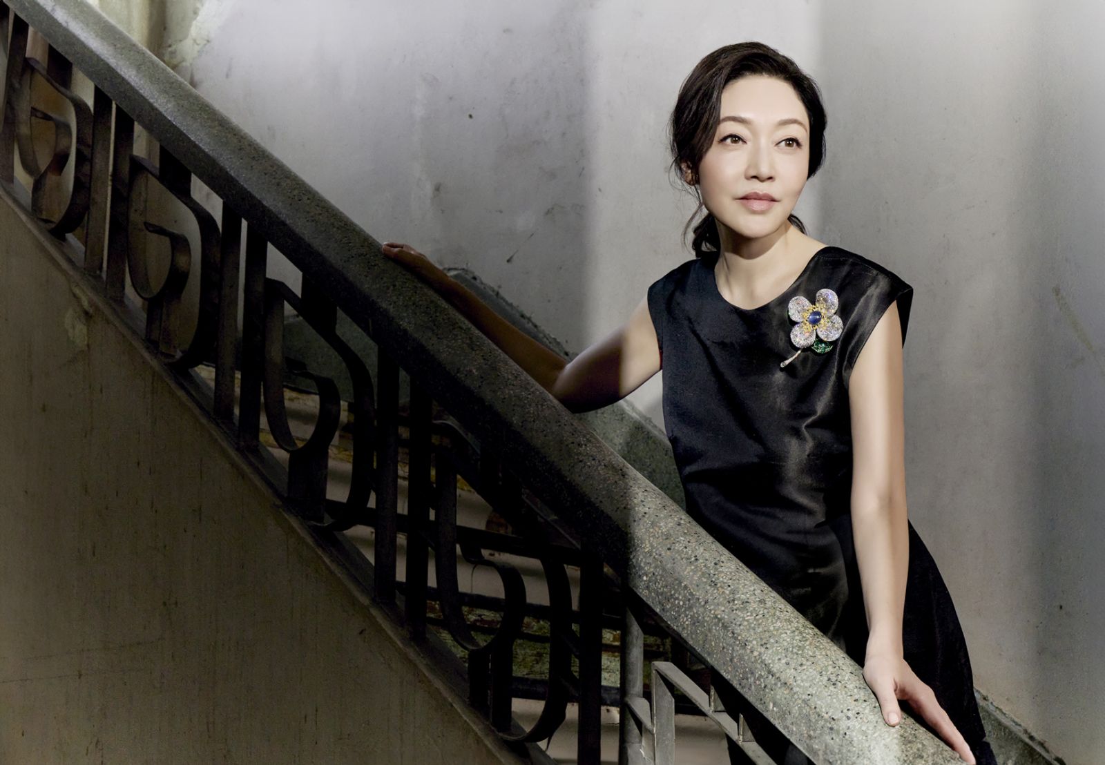 มาริษา เจียรวนนท์ ในชุดจากแบรนด์ Vvon Sugunnasil เครื่องประดับ Cindy Chao 'The Art Jewel' White Label Collection เข็มกลัด Sapphire  Floral Brooch ประดับ แซฟไฟร์พม่าหลังเบี้ย ทรงหมอน ขนาด 32.11 กะรัต ไม่ผ่านการเผา ประดับด้วยเพชร เพชรสีเหลือง เดมานทอยด์และซาโวไรท์
